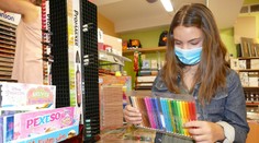 Štát poslal deti do škôl, no neotvoril papiernictvá