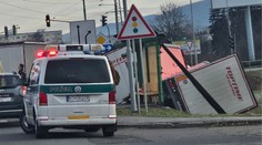 Kamión zdemoloval zastávku vo Zvolene. Zrazil ženu, ktorá čakala na autobus