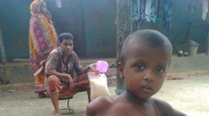 S dievčatkom sa nikto nechce hrať. Boja sa jej ruky