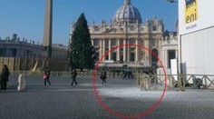 Na námestí vo Vatikáne sa zapálil muž