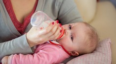 V dojčenskej výžive objavili nebezpečný toxín. Spôsobuje vracanie, hnačku a kŕče v bruchu