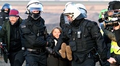 Klimatickú aktivistku Gretu vyniesli policajti z demolačnej zóny. Protestovala proti uhoľnej bani