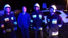 Poľský politik zachránil muža s dieťaťom z horiaceho auta. Stalo sa to pár dní pred voľbami