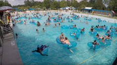 Vidíte na fotke topiace sa dieťa? Plavčík dokázal nemožné