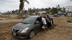 Hurikán Newton bičoval letovisko Los Cabos, dvaja ľudia zahynuli
