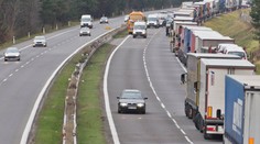 Zmena na poslednú chvíľu. Diaľnicu D1 mali na niekoľko dní uzavrieť, plán sa náhle mení