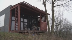 Na lukratívnom pozemku v Ružomberku si nelegálne postavil chatu. Mesto s ním stále bojuje