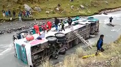 Autobus sa zrútil do rokliny a skončil v rieke. Najmenej 23 mŕtvych