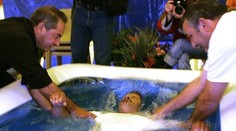 Muž sa utopil v bazéne počas krstu. Farárka čelí obvineniu z neúmyselného zabitia