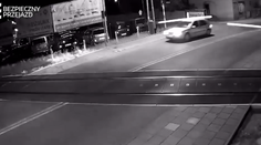 Smrti unikli o vlások: Vodička s tromi kamarátkami prešla tesne pred vlakom