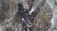 Obyvatelia obce v USA, kde sa vykoľajil vlak, sa boja. Je im nevoľno, cítia zápach a vo vode sú mŕtve ryby