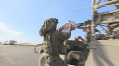 Na bojisku sú dnes kľúčové tanky či drony. Vojakom však môžu život zachrániť aj šatky na prilbách alebo karimatky