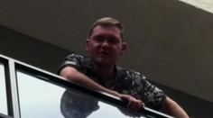 VIDEO: Močil z balkóna a kričal „Sláva Rusku“. Bizarná obhajoba mu neprešla, Gruzínci sa s Rusom nemaznali