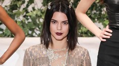 Kendall Jenner na móle nielen hore bez, ale aj dole