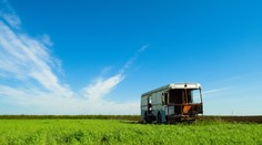 Vodič kamiónu zapríčinil nehodu s autobusom. Z miesta ušiel