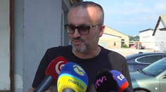 „Nemám opasok, ani topánky so šnúrkami. Keby náhodou,“ prezradil so smiechom V. Pčolinský pred výsluchom