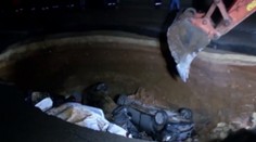 Kuriózna nehoda v Alžírsku: Prepadnutá diaľnica pohltila niekoľko áut