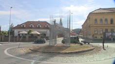 Mysleli si, že im do mesta priviezli klietku hanby. V Bardejove postavili historickú hodinovú vežu