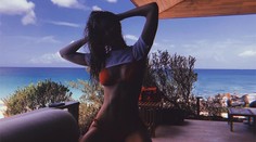 Netradičná "dovolenka" slávnej modelky. Zadky a prsia tentoraz nečakajte