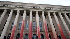 VIDEO: Aktivisti opäť úradovali. Červenú farbu natreli na budovu parlamentu vo Fínsku