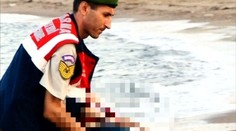 Príšerný nález na pláži. More vyplavilo telo malého utečenca