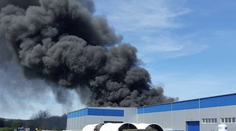 V Česku horela výrobná hala. Jeden človek zahynul, ďalší dvaja skončili v nemocnici