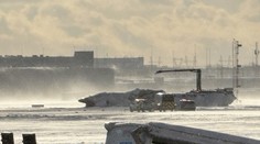 VIDEO: Desivo vyzerajúca nehoda. Lietadlo pri pristávaní skončilo na streche, hlásia zranených