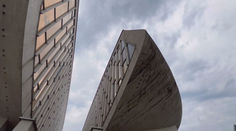 Na bielej obrovský fľak. Monumentálnu stavbu Pamätníka SNP v Banskej Bystrici pokryla špina