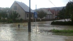 Sneženie a dážď robia prvé problémy. Hasiči sú v pohotovosti