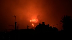 Neďaleko Atén vypukol rozsiahly požiar. Vyžiadal si už jednu obeť