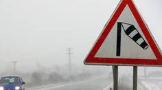 Slovensko sa vetra zatiaľ nezbaví. Oteplí sa a sneh sa bude rýchlo topiť
