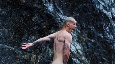 Youtuber Expl0ited sa pochválil vyšportovaným telom. Ukázal aj holý zadok!