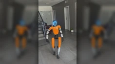 Vyzerá ako zo sci-fi, rozpráva sa s ľuďmi aj tancuje. Na Slovensku zdokonaľujú humanoidného robota