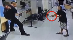 Muž chcel zaútočiť nožom. Netradičná reakcia policajta ohúrila celý svet