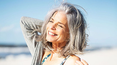 Za svoje telo sa nehanbí. Profesionálnu modelku (62) preslávili šedivé vlasy a vrásky