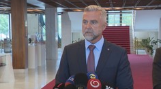 Zatiaľ nie je potvrdené, kto stál za bombovými hrozbami na školách. Koalícia ruskú stopu spochybňuje