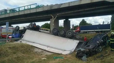FOTO: Mimoriadne tragická nehoda pri Trnave. Kamión strhol auto z nadjazdu, následne došlo k ďalším zrážkam