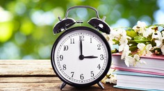 Hodinky si budeme stále posúvať. Zmena zimného a letného času zostáva