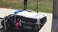 VIDEO: Drzá žena porušila zákaz vychádzania. Polícii povedala, že sa chce opaľovať