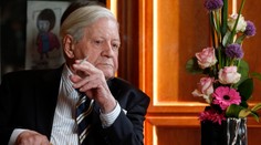 Nemecký exkancelár Helmut Schmidt sa priznal, že podvádzal manželku