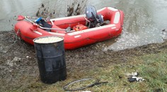 Dole Uhom plávali stovky kartónov cigariet