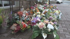 Koniec umelým kvetom na cintoríne? Ich likvidácia stojí obce aj občanov nemalé peniaze