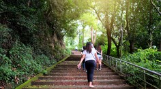 Ženy padajú zo schodov častejšie ako muži. Vedci prišli na jednoduché vysvetlenie