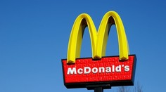 Po konzumácii nápoja z McDonald’s skončilo dievčatko v nemocnici. Matka viní obsluhu