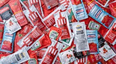 Európska únia pokračuje v boji proti plastom. Chce zakázať malé jednorazové balenia omáčok či šampónov