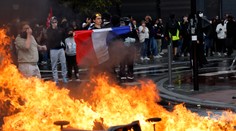 VIDEO: Horiace barikády a bitky s policajtmi. Francúzsko ochromili masové protesty proti úsporným opatreniam vlády