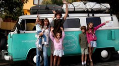 Na starej dodávke cestujú šesť mesiacov za pápežom