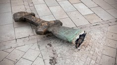 Našiel sa silák, ktorý vytiahol Pribinov meč v Nitre? Polícia hovorí o nehode