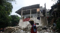 FOTO: V Indonézii sa zrútila spoločenská sála. Najmenej štyria ľudia zahynuli