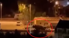 VIDEO: V Nitre skončilo obrnené vozidlo hore kolesami. Záznam odhalil, čo sa udialo